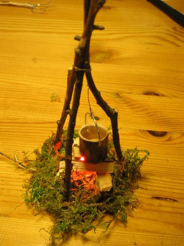 Feuerstelle Dreibein mit Miniaturbirnchen